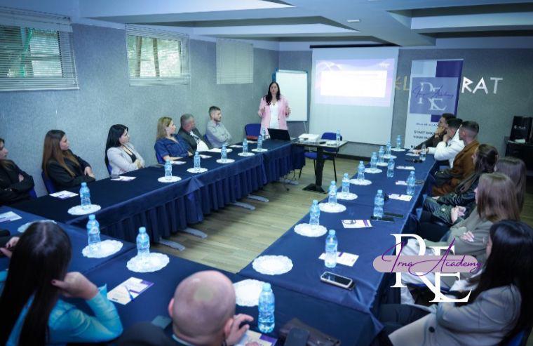 Dr. Irna Dobi duke drejtuar një sesion trajnimi me pjesëmarrës në sallë
